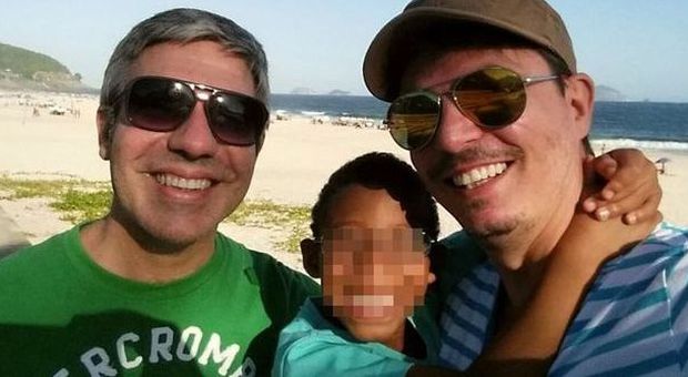Brasile, coppia gay adotta bimbo rifiutato da tutti: «Dicevano che era brutto e nero»