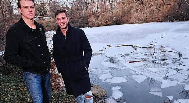 New York, cadono in otto dentro al lago ghiacciato: gruppo di studenti salvati da due modelli