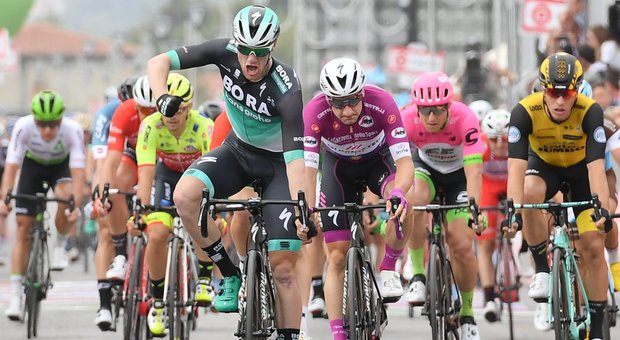 Giro d’Italia, Bennet batte Viviani allo sprint e conquista la settima tappa: Yates ancora in rosa