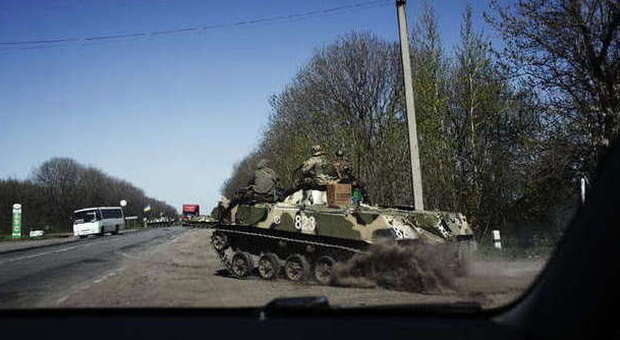 Carro armato ucraino fra Artemiovska e Sloviansk (foto M. Brabo - Ap)