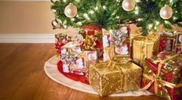 Natale, la gioia di regalare dura più a lungo di quella di ricevere