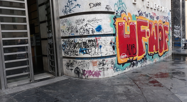 Napoli - Edificio centrale delle poste, vandalizzato e sommerso di scritte e graffiti.