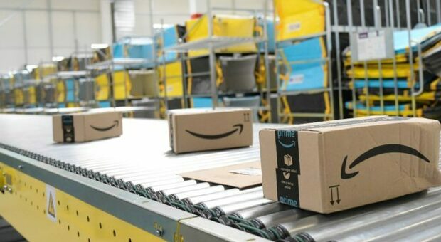 Dipendente infedele nel polo logistico Amazon: ruba il cellulare sul posto di lavoro