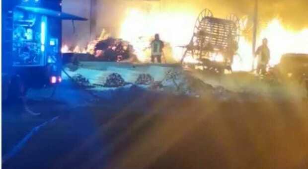 Incendio nella notte in una masseria: bruciati tubi di gomma e un mezzo agricolo