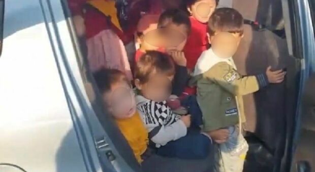 Maestra d'asilo fermata con 25 bambini stipati nell'auto. In 15 sul sedile posteriore, il video è virale