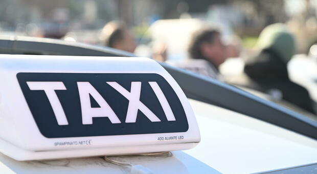 Roma, tassista rifiuta la cliente disabile: multa da 600 euro. A Termini lasciata un'anziana in carrozzina