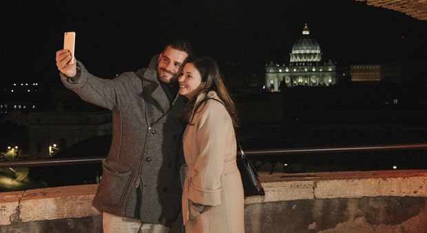 Una notte a Castel Sant'Angelo, coppia vince il contest di Booking.com: cena stellata e panorama mozzafiato