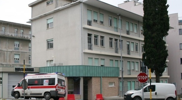 Urbino, in ospedale per la polmonite: 5 giorni sulla barella al pronto soccorso