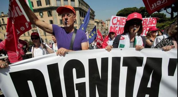 Sciopero dei dipendenti comunali a Roma: Marino contestato. Caos traffico