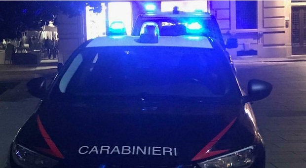 Si barrica in casa con la ex moglie: così il 68enne si è arreso ai carabinieri. «Convinto da una telefonata»