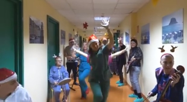 Il flash mob natalizio è virale al reparto oncologico di Pagani