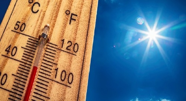 Ondate di calore in Campania, quattro giorni di allarme: temperature più alte di 7-8°, attenti ai bambini e agli anziani