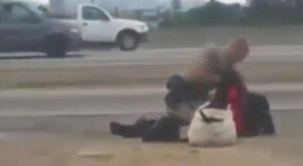 Poliziotto blocca a terra una donna e la colpisce 15 volte in testa: bufera dopo il video choc