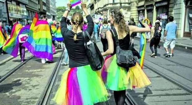 Adozione per la coppia gay: è bufera Il centrodestra: «Sentenza assurda»