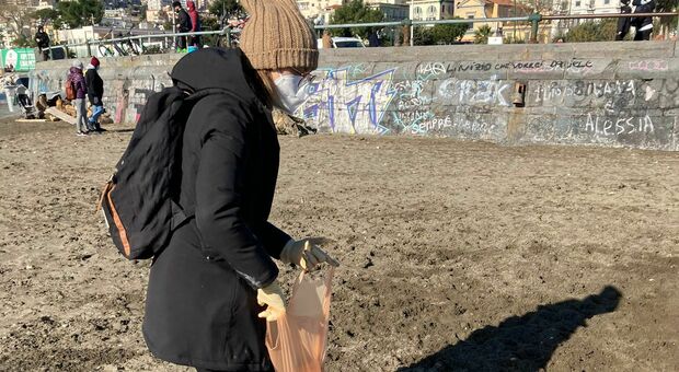 «Napoli val bene…una cicca!», cittadini in campo per tenere l'ambiente pulito