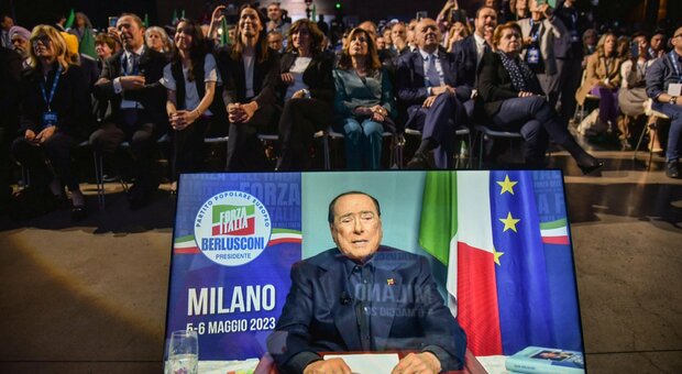 Berlusconi, video alla convention di Forza Italia: «Sono qui per voi in giacca e camicia dopo oltre un mese»
