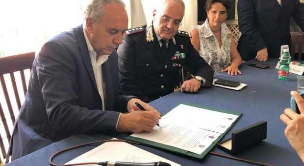 nella foto: il Commissario di Governo Giovanni Legnini con il Generale Antonio Pietro Marzo comandante dei Carabinieri della Forestale