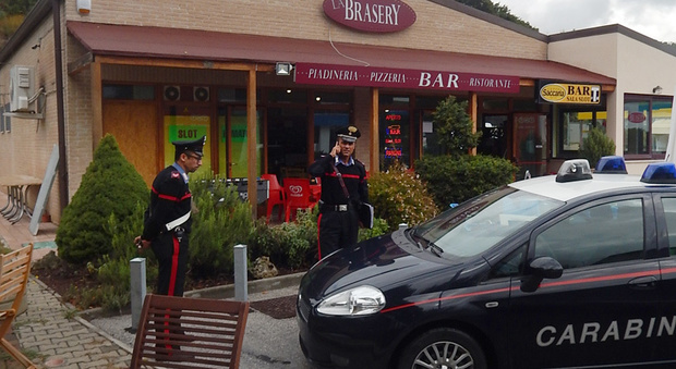 I carabinieri davanti alla pizzeria.paninoteca Brasery lungo la Corinaldese