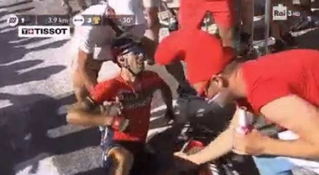 Nibali caduto a 4 km dal traguardo: «C'erano due moto della polizia, mi sono ritrovato a terra» Video