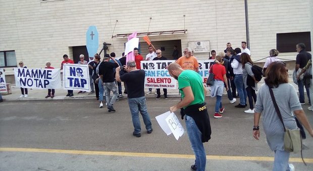 Gasdotto: i No Tap protestano contro l'ordinanza della Capitaneria