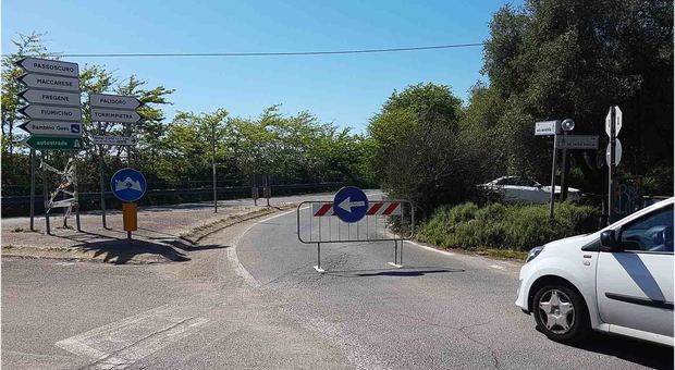 Muore ciclista travolto da un furgone sulla via Aurelia: aveva 50 anni