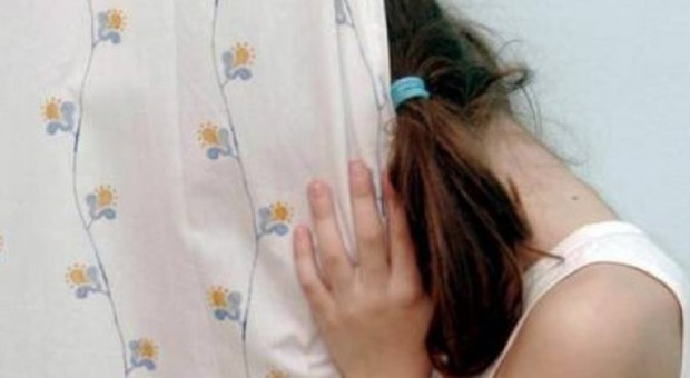 Abusi sessuali sulla figlia 14enne dell'amante: ​​poliziotto 52enne arrestato a Torino