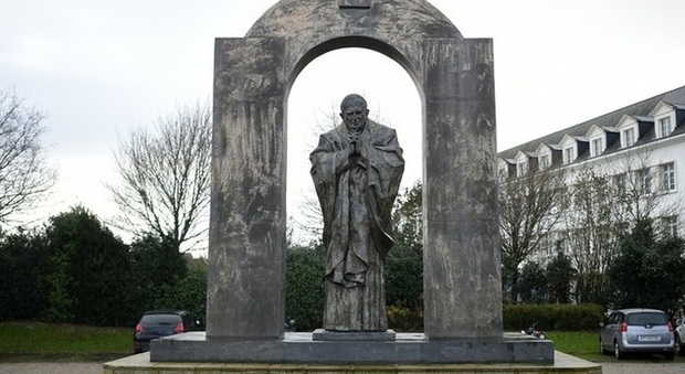 Francia, polemiche per una statua di Papa Giovanni Paolo II