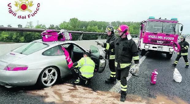Asfalto bagnato: testacoda in A28, segato il tettuccio della Porsche