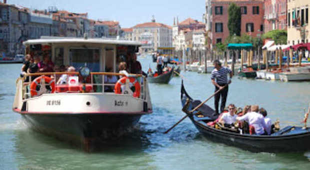 Venezia, vaporetto urta una gondola