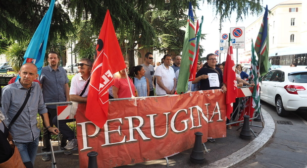 Vertenza Perugina, il presidio in piazza Italia davanti alla Regione