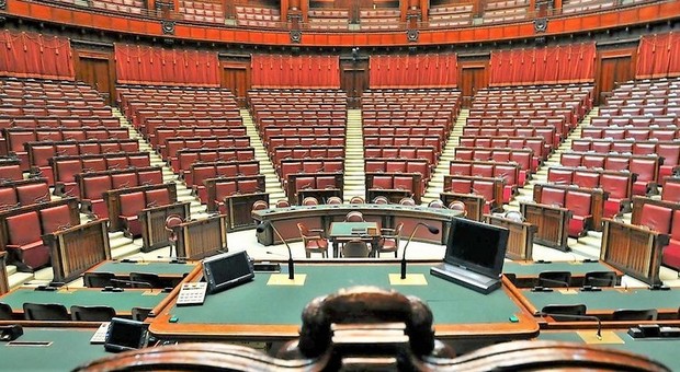 Alla Camera tappetini anti-scivolo sui tavoli per i tablet dei parlamentari