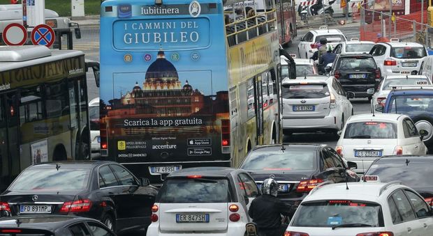 Roma, sciopero bus e corteo scuola: traffico in tilt e corse deviate