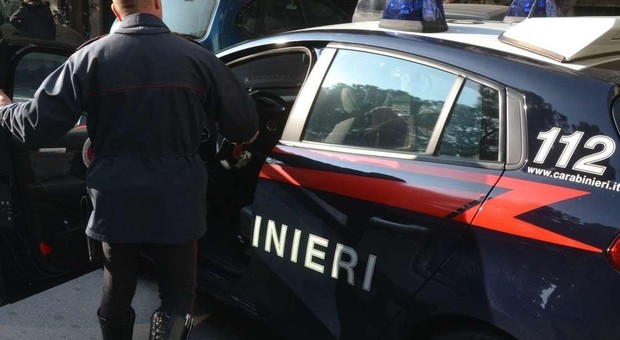 Narni, trovato con un chilo e mezzo di marijuana coltivata in casa: arrestato dai carabinieri