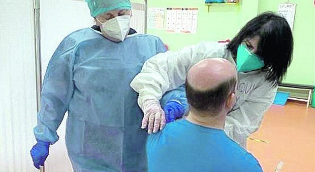 Vaccini, in Puglia la terza dose somministrata a oltre 700 tra medici e infermieri