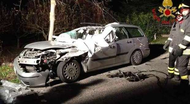 Camion perde il carico di piombo, auto schiacciate: morti i due conducenti