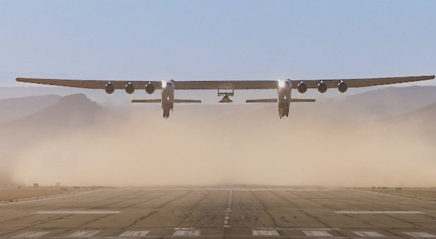 L'aereo più grande del mondo completa un volo di prova da record: la storia dello Stratolaunch