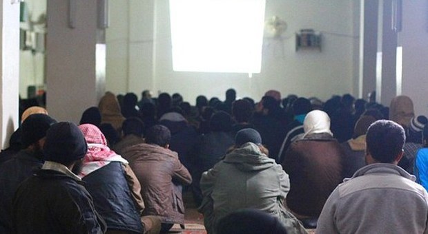Isis, le esecuzioni proiettate al cinema e la folla esulta