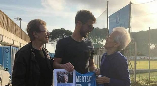 «Mertens ti amo», la super tifosa azzurra incontra l'idolo Dries