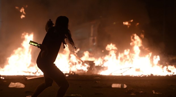 Barcellona, scontri con la polizia e incendi: mezzo milione in piazza, ira dei separatisti