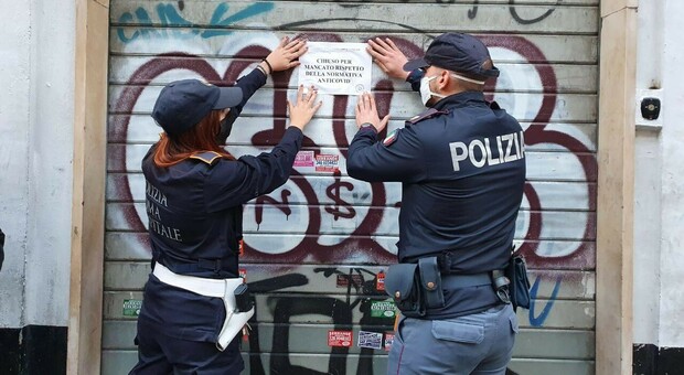 Roma, parrucchiere chiuso dalla Polizia: all'interno troppe persone, senza mascherine e senza igienizzante