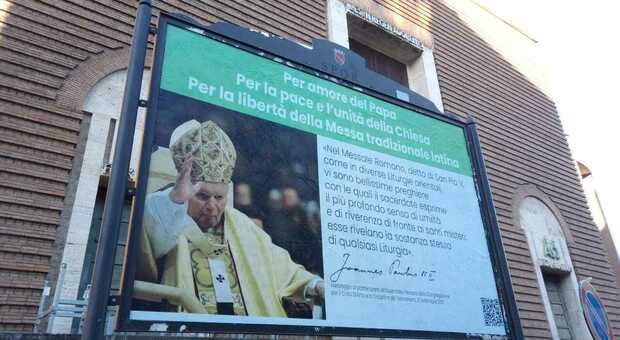 Messa in latino, spuntano i manifesti choc contro l'abolizione voluta da Papa Francesco