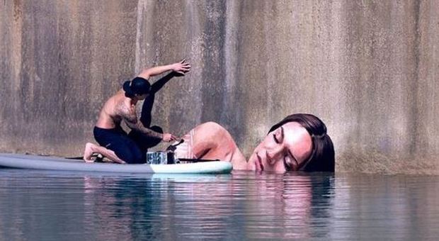 Tavola da surf e pennelli: ecco lo street artist che dipinge sull'acqua