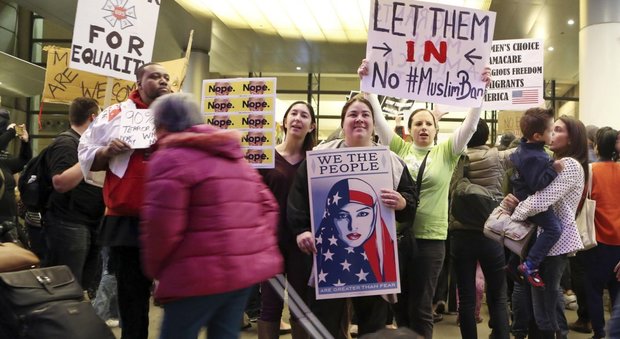 Trump, giudice blocca le espulsioni dei rifugiati islamici dall'America