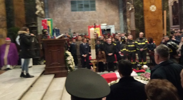 Ai funerali di Stefano e Andrea parla la figlia del pompiere, Benedetta: dobbiamo ringraziarlo e sorridere