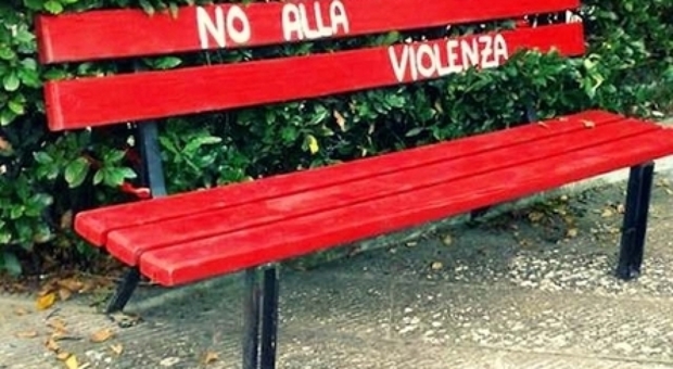 Una panchina rossa contro la violenza sulle donne all'ospedale San Giovanni