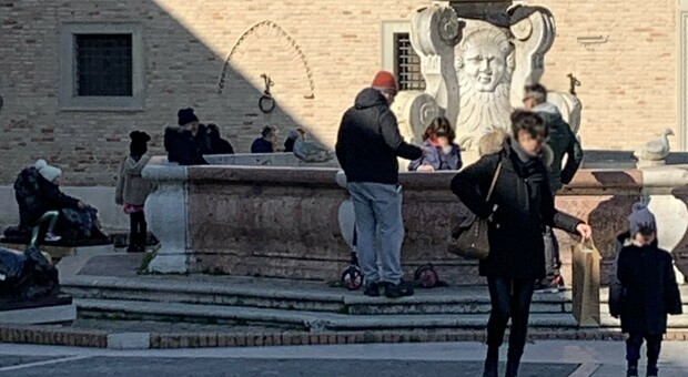Segni del tempo e blitz vandalici. La Fontana dei Leoni a Senigallia perde pezzi