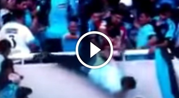Argentina choc: Muore tifoso buttato giù dalla tribuna dello stadio