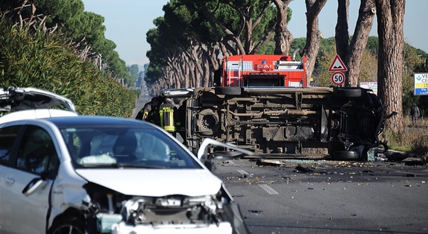 Roma, grave incidente sulla Colombo: chiusa una carreggiata, traffico in tilt
