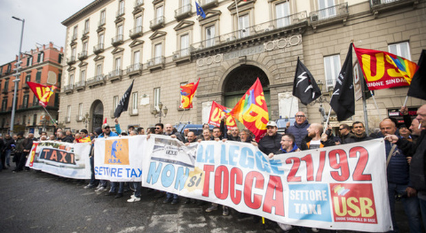 Napoli, la rivolta dei tassisti: «Adesione totale allo sciopero»