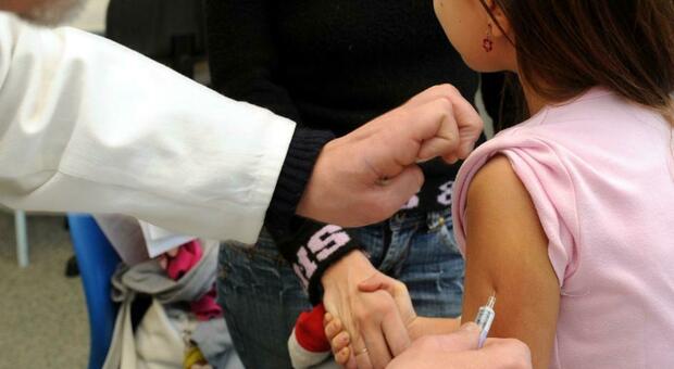 Vaccini, pediatri: «Dosi a bambini 5-11 anni per vincere pandemia, effetti collaterali minimi»